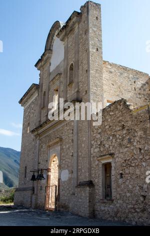 Die Fassade des ehemaligen Klosters von Bucareli in Pinal de Amoles, Querétaro, México. Die Fassade eines alten Gebäudes. Stockfoto