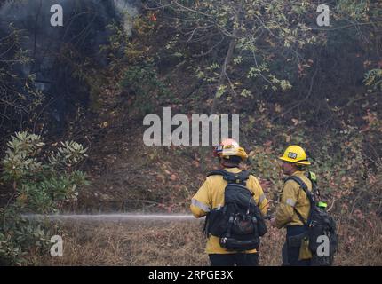 191013 -- LOS ANGELES, 13. Oktober 2019 -- Feuerwehrleute zündeten Sylma, nordwestlich von Los Angeles Downtown, USA, 12. Oktober 2019. Das Saddleridge-Feuer im Los Angeles County, das größte in Südkalifornien, hat 7.552 Acres verbrannt und ist 19 Prozent eingedämmt, laut einer Aktualisierung der Los Angeles Fire Department LAFD am Samstag. U.S.-LOS ANGELES-WILDFIRE LixYing PUBLICATIONxNOTxINxCHN Stockfoto