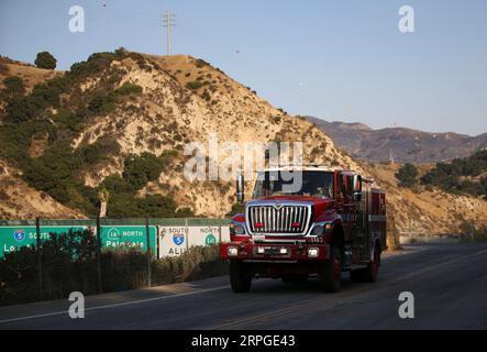 191013 -- LOS ANGELES, 13. Oktober 2019 -- Ein Feuerwehrauto ist in Sylma, nordwestlich von Los Angeles Downtown, USA, 12. Oktober 2019 zu sehen. Das Saddleridge-Feuer im Los Angeles County, das größte in Südkalifornien, hat 7.552 Acres verbrannt und ist 19 Prozent eingedämmt, laut einer Aktualisierung der Los Angeles Fire Department LAFD am Samstag. U.S.-LOS ANGELES-WILDFIRE LixYing PUBLICATIONxNOTxINxCHN Stockfoto