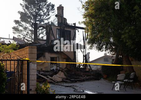 191013 -- LOS ANGELES, 13. Oktober 2019 -- verbrannte Häuser werden nach einem Brand in Sylma, nordwestlich von Los Angeles Downtown, USA, 12. Oktober 2019 gesehen. Das Saddleridge-Feuer im Los Angeles County, das größte in Südkalifornien, hat 7.552 Acres verbrannt und ist 19 Prozent eingedämmt, laut einer Aktualisierung der Los Angeles Fire Department LAFD am Samstag. Foto: /Xinhua U.S.-LOS ANGELES-WILDFIRE QianxWeizhong PUBLICATIONxNOTxINxCHN Stockfoto