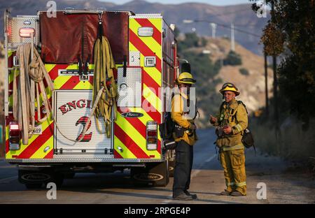 191013 -- LOS ANGELES, 13. Oktober 2019 -- Feuerwehrleute arbeiten in Sylma, nordwestlich der Innenstadt von Los Angeles, USA, 12. Oktober 2019. Das Saddleridge-Feuer im Los Angeles County, das größte in Südkalifornien, hat 7.552 Acres verbrannt und ist 19 Prozent eingedämmt, laut einer Aktualisierung der Los Angeles Fire Department LAFD am Samstag. U.S.-LOS ANGELES-WILDFIRE LixYing PUBLICATIONxNOTxINxCHN Stockfoto