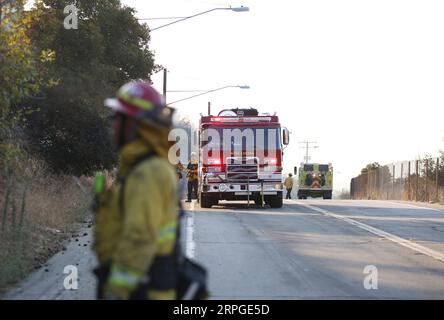 191013 -- LOS ANGELES, 13. Oktober 2019 -- Ein Feuerwehrmann ist im Dienst in Sylma, nordwestlich von Los Angeles Downtown, USA, 12. Oktober 2019. Das Saddleridge-Feuer im Los Angeles County, das größte in Südkalifornien, hat 7.552 Acres verbrannt und ist 19 Prozent eingedämmt, laut einer Aktualisierung der Los Angeles Fire Department LAFD am Samstag. U.S.-LOS ANGELES-WILDFIRE LixYing PUBLICATIONxNOTxINxCHN Stockfoto