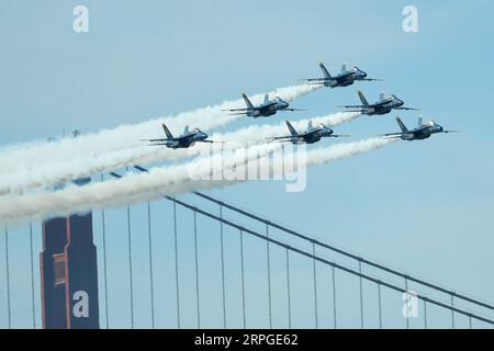 191013 -- SAN FRANCISCO, 13. Oktober 2019 -- das Kunstflugteam Blue Angels der US Navy tritt am 12. Oktober 2019 in einer Flugschau der jährlichen Flottenwoche in San Francisco auf. Foto von /Xinhua U.S.-SAN FRANCISCO-FLEET WEEK-AIR SHOW DongxXudong PUBLICATIONxNOTxINxCHN Stockfoto