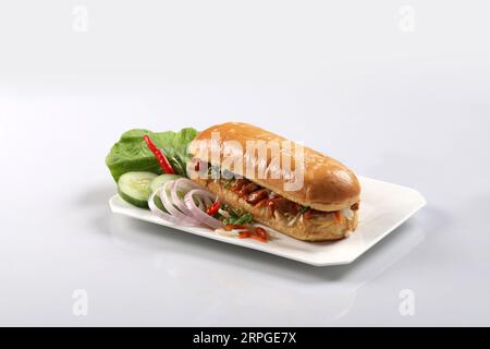 Chicken Sub Sandwiches, Käse, Speck, Tomaten, Salat, Gurken und Zwiebeln auf weißem Hintergrund Stockfoto