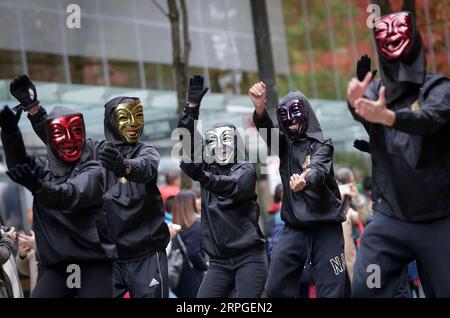 191013 -- VANCOUVER, 13. Oktober 2019 Xinhua -- Menschen nehmen an der jährlichen Halloween Parade in Vancouver, Kanada, am 13. Oktober 2019 Teil. Etwa 20 Gruppen und 1.000 Künstler nahmen die Straße mit verschiedenen Kostümen für die 6. Jährliche Halloween Parade zur Feier des bevorstehenden Halloween. Foto von Liang Sen/Xinhua CANADA-VANCOUVER-HALLOWEEN PARADE PUBLICATIONxNOTxINxCHN Stockfoto