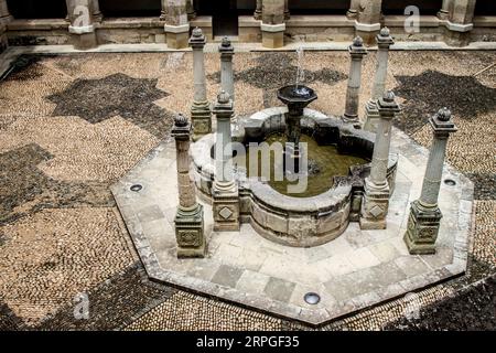 Der Brunnen im Innenhof des ehemaligen Klosters von Santo Domingo. Stockfoto