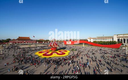 191014 -- PEKING, 14. Oktober 2019 -- Touristen sehen das korbförmige Blumenparterre am Tian-Anmen-Platz in Peking, Hauptstadt von China, 14. Oktober 2019. CHINA-PEKING-TIAN ANMEN SQUARE-FLOWER PARTERRE CN YINXGANG PUBLICATIONXNOTXINXCHN Stockfoto