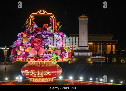 191014 -- PEKING, 14. Oktober 2019 -- Foto aufgenommen am 14. Oktober 2019 zeigt das korbförmige Blumenparterre auf dem Tian-Anmen-Platz in Peking, der Hauptstadt Chinas. CHINA-PEKING-TIAN ANMEN SQUARE-FLOWER PARTERRE CN YINXGANG PUBLICATIONXNOTXINXCHN Stockfoto