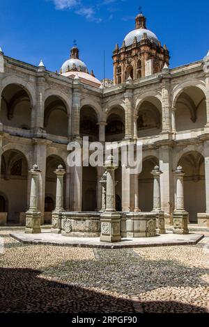 Der Brunnen im Innenhof des ehemaligen Klosters von Santo Domingo. Stockfoto