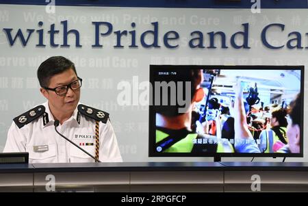 191014 -- HONGKONG, 14. Oktober 2019 -- Tang Ping-keung, stellvertretender polizeikommissar, zeigt ein Beweisbild eines Aufruhrs auf einen Polizeibeamten während einer Pressekonferenz im südchinesischen Hongkong, 14. Oktober 2019. Mit einer Explosion im Stil eines Terrorismus und einem Angriff auf den Hals sind maskierte Randalierer aggressiver geworden, wenn es darum geht, Polizeibeamte bei eskalierenden gewaltsamen Vorfällen in Hongkong anzugreifen. Ein improvisierter Sprengsatz IED, bekannt als die selbstgemachte Bombe, wurde am Sonntag zum ersten Mal in Hongkong gegen Polizeibeamte eingesetzt, so die Pressekonferenz. Hongkong Polic Stockfoto