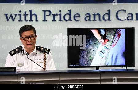 191014 -- HONGKONG, 14. Oktober 2019 -- Tang Ping-keung, stellvertretender polizeikommissar, zeigt ein Beweisbild der selbstgemachten Bombe, die von einem Aufrührer während einer Pressekonferenz im südchinesischen Hongkong am 14. Oktober 2019 benutzt wurde. Mit einer Explosion im Stil eines Terrorismus und einem Angriff auf den Hals sind maskierte Randalierer aggressiver geworden, wenn es darum geht, Polizeibeamte bei eskalierenden gewaltsamen Vorfällen in Hongkong anzugreifen. Ein improvisierter Sprengsatz IED, bekannt als die selbstgemachte Bombe, wurde am Sonntag zum ersten Mal in Hongkong gegen Polizeibeamte eingesetzt, so die Pressekonferenz. Die Polizei in Hongkong hat ein Tota verhaftet Stockfoto