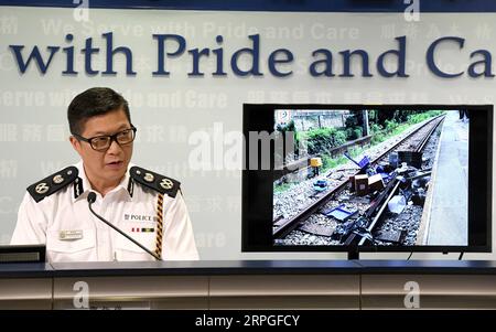 191014 -- HONGKONG, 14. Oktober 2019 -- Tang Ping-keung, stellvertretender polizeikommissar, zeigt ein Beweisbild einer Eisenbahnstrecke, die während einer Pressekonferenz im südchinesischen Hongkong am 14. Oktober 2019 von Randalierern beschädigt wurde. Mit einer Explosion im Stil eines Terrorismus und einem Angriff auf den Hals sind maskierte Randalierer aggressiver geworden, wenn es darum geht, Polizeibeamte bei eskalierenden gewaltsamen Vorfällen in Hongkong anzugreifen. Ein improvisierter Sprengsatz IED, bekannt als die selbstgemachte Bombe, wurde am Sonntag zum ersten Mal in Hongkong gegen Polizeibeamte eingesetzt, so die Pressekonferenz. Die Polizei in Hongkong verhaftete insgesamt 2 Personen Stockfoto