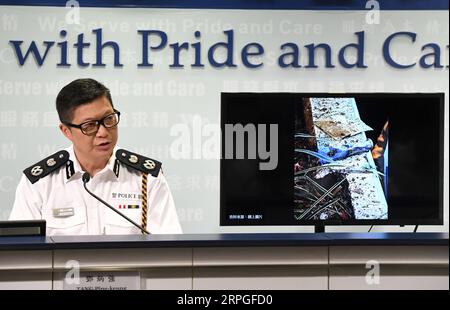 191014 -- HONGKONG, 14. Oktober 2019 -- Tang Ping-keung, stellvertretender polizeikommissar, zeigt ein Beweisbild der selbstgemachten Bombe, die von einem Aufrührer während einer Pressekonferenz im südchinesischen Hongkong am 14. Oktober 2019 benutzt wurde. Mit einer Explosion im Stil eines Terrorismus und einem Angriff auf den Hals sind maskierte Randalierer aggressiver geworden, wenn es darum geht, Polizeibeamte bei eskalierenden gewaltsamen Vorfällen in Hongkong anzugreifen. Ein improvisierter Sprengsatz IED, bekannt als die selbstgemachte Bombe, wurde am Sonntag zum ersten Mal in Hongkong gegen Polizeibeamte eingesetzt, so die Pressekonferenz. Die Polizei in Hongkong hat ein Tota verhaftet Stockfoto