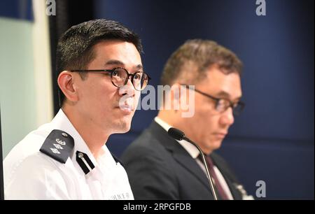 191014 -- HONGKONG, 14. Oktober 2019 -- Kong Wing-cheung L, leitender Superintendent der Polizeiabteilung für Öffentlichkeitsarbeit, nimmt am 14. Oktober 2019 an einer Pressekonferenz im südchinesischen Hongkong Teil. Mit einer Explosion im Stil eines Terrorismus und einem Angriff auf den Hals sind maskierte Randalierer aggressiver geworden, wenn es darum geht, Polizeibeamte bei eskalierenden gewaltsamen Vorfällen in Hongkong anzugreifen. Ein improvisierter Sprengsatz IED, bekannt als die selbstgemachte Bombe, wurde am Sonntag zum ersten Mal in Hongkong gegen Polizeibeamte eingesetzt, so die Pressekonferenz. Die Polizei Hongkongs verhaftete insgesamt 201 Personen Stockfoto