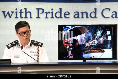 191014 -- HONGKONG, 14. Oktober 2019 -- Tang Ping-keung, stellvertretender polizeikommissar, zeigt ein Beweisbild gewalttätiger Handlungen von Randalierern während einer Pressekonferenz im südchinesischen Hongkong, 14. Oktober 2019. Mit einer Explosion im Stil eines Terrorismus und einem Angriff auf den Hals sind maskierte Randalierer aggressiver geworden, wenn es darum geht, Polizeibeamte bei eskalierenden gewaltsamen Vorfällen in Hongkong anzugreifen. Ein improvisierter Sprengsatz IED, bekannt als die selbstgemachte Bombe, wurde am Sonntag zum ersten Mal in Hongkong gegen Polizeibeamte eingesetzt, so die Pressekonferenz. Die Polizei in Hongkong verhaftete insgesamt 201 personen Stockfoto