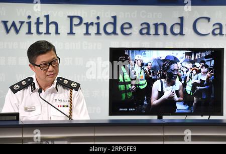 191014 -- HONG KONG, 14. Oktober 2019 -- Tang Ping-keung, stellvertretender polizeikommissar, zeigt ein Beweisbild eines Bürgers, der von Randalierern während einer Pressekonferenz im südchinesischen Hongkong am 14. Oktober 2019 gesprüht wurde. Mit einer Explosion im Stil eines Terrorismus und einem Angriff auf den Hals sind maskierte Randalierer aggressiver geworden, wenn es darum geht, Polizeibeamte bei eskalierenden gewaltsamen Vorfällen in Hongkong anzugreifen. Ein improvisierter Sprengsatz IED, bekannt als die selbstgemachte Bombe, wurde am Sonntag zum ersten Mal in Hongkong gegen Polizeibeamte eingesetzt, so die Pressekonferenz. Die Polizei in Hongkong hat ein Tota verhaftet Stockfoto