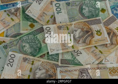 Geld auf dem Tisch, Banknoten hundertzweihundert Zloty in Polen Stockfoto