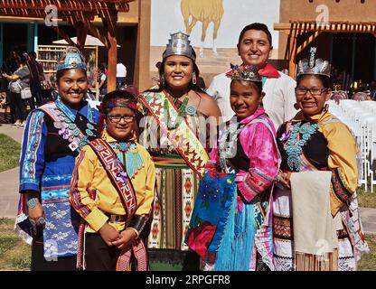 191015 -- HOUSTON, 15. Oktober 2019 Xinhua -- Mitglieder der 23 Indianerstämme des US-Bundesstaates New Mexico sowie mehrere Stämme aus dem Bundesstaat Arizona feiern den ersten Tag der indigenen Völker im Indian Pueblo Cultural Center in Albuquerque, New Mexico, USA, 14. Oktober 2019. Foto von Richard Lakin/Xinhua U.S.-NEW MEXICO-INDIGENE VÖLKER TAG PUBLICATIONxNOTxINxCHN Stockfoto