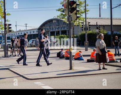 München, Deutschland. September 2023. Am 4. September 2023 blockierten Aktivisten der letzten Generation mehrere Straßen in München. Die LastGen sieht die bayerischen Politiker als schlimmste Klimapolitik-Blockierer. Ferner fordert die letzte Generation eine Geschwindigkeitsbegrenzung von 100 km/h auf Autobahnen, die Einführung eines neun-Euro-Tickets und einen Rat der Klimagesellschaft. (Foto: Alexander Pohl/SIPA USA) Credit: SIPA USA/Alamy Live News Stockfoto