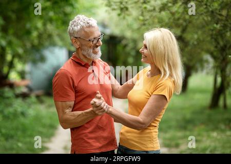 Romantische Ältere Ehepartner Tanzen Im Sommer-Garten Stockfoto