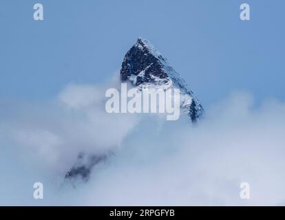 Blick vom Gornergrat auf den Matterhorn Gipfel mit Wolke, Zermatt, Kanton Wallis, Schweiz. Stockfoto