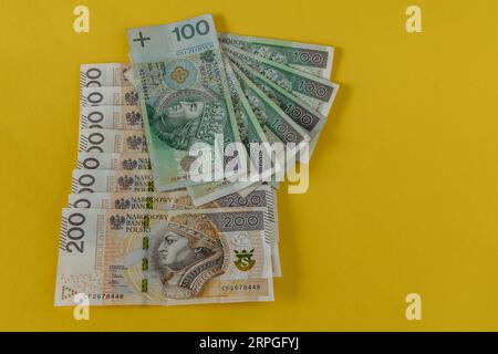 Geld auf dem Tisch, Banknoten hundertzweihundert Zloty in Polen Stockfoto