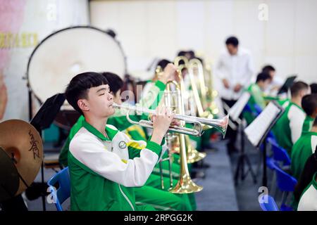 191015 -- CHONGQING, 15. Oktober 2019 -- Wang Taifan 1. L und seine Schulkameraden haben ein Reahersal im Chongqing Special Education Center im Bezirk Nan, südwestchinesisches Chongqing, 9. Oktober 2019. Im Alter von 12 Jahren hörte Wang Taifan, ein blinder Junge, erstmals eine Symphonie auf dem Campus des Bezirks Nan in Chongqing. Dann erwarb er eine Trompete, die ihm zum ersten Mal einen Traum gewährte. Seit 2014 begleitete die Trompete Wang von der kleinen Proberhalle der Schule bis zu größeren Bühnen in Peking und Shanghai. Das Orchester, an dem Wang Taifan studiert, ist heute in China bekannt. Die Bedeutung Stockfoto