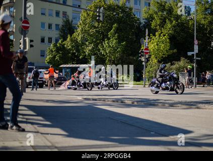 München, Deutschland. September 2023. Am 4. September 2023 blockierten Aktivisten der letzten Generation mehrere Straßen in München. Die LastGen sieht die bayerischen Politiker als schlimmste Klimapolitik-Blockierer. Ferner fordert die letzte Generation eine Geschwindigkeitsbegrenzung von 100 km/h auf Autobahnen, die Einführung eines neun-Euro-Tickets und einen Rat der Klimagesellschaft. (Foto: Alexander Pohl/SIPA USA) Credit: SIPA USA/Alamy Live News Stockfoto