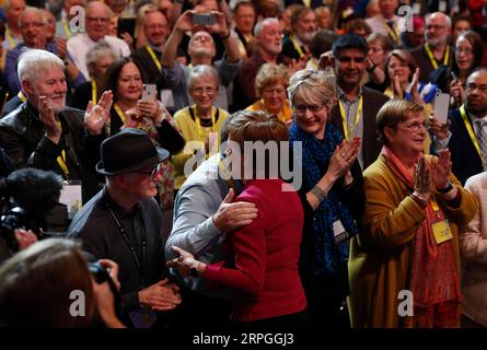 191016 -- ABERDEEN, 16. Oktober 2019 -- Schottlands erste Ministerin und SNP-Leiterin der Scottish National Party Nicola Sturgeon begrüßt die Teilnehmer nach ihrer Rede auf der SNP-Jahreskonferenz 2019 in Aberdeen, Schottland, Großbritannien am 15. Oktober 2019. Sturgeon sagte am Dienstag, dass ein unabhängiges Schottland als Brücke zwischen der Europäischen Union und dem Vereinigten Königreich fungieren und ein Magnet für globale Investitionen sein könnte. PORTRAITS BRITAIN-ABERDEEN-SNP-JAHRESKONFERENZ 2019-NICOLA STURGEON HANXYAN PUBLICATIONXNOTXINXCHN Stockfoto