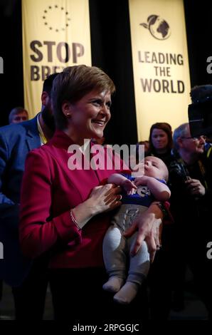 191016 -- ABERDEEN, 16. Oktober 2019 -- Schottlands erste Ministerin und SNP-Leiterin der Scottish National Party Nicola Sturgeon hält nach ihrer Rede auf der SNP-Jahreskonferenz 2019 in Aberdeen, Schottland, Großbritannien am 15. Oktober 2019 ein Baby. Sturgeon sagte am Dienstag, dass ein unabhängiges Schottland als Brücke zwischen der Europäischen Union und dem Vereinigten Königreich fungieren und ein Magnet für globale Investitionen sein könnte. PORTRAITS BRITAIN-ABERDEEN-SNP-JAHRESKONFERENZ 2019-NICOLA STURGEON HANXYAN PUBLICATIONXNOTXINXCHN Stockfoto