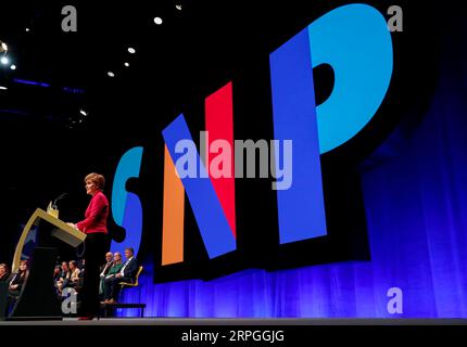 191016 -- ABERDEEN, 16. Oktober 2019 -- Schottlands erste Ministerin und die SNP-Vorsitzende der Scottish National Party Nicola Sturgeon hält eine Rede auf der SNP-Jahreskonferenz 2019 in Aberdeen, Schottland, Großbritannien am 15. Oktober 2019. Sturgeon sagte am Dienstag, dass ein unabhängiges Schottland als Brücke zwischen der Europäischen Union und dem Vereinigten Königreich fungieren und ein Magnet für globale Investitionen sein könnte. PORTRAITS BRITAIN-ABERDEEN-SNP-JAHRESKONFERENZ 2019-NICOLA STURGEON HANXYAN PUBLICATIONXNOTXINXCHN Stockfoto