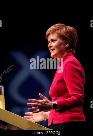 191016 -- ABERDEEN, 16. Oktober 2019 -- Schottlands erste Ministerin und die SNP-Vorsitzende der Scottish National Party Nicola Sturgeon hält eine Rede auf der SNP-Jahreskonferenz 2019 in Aberdeen, Schottland, Großbritannien am 15. Oktober 2019. Sturgeon sagte am Dienstag, dass ein unabhängiges Schottland als Brücke zwischen der Europäischen Union und dem Vereinigten Königreich fungieren und ein Magnet für globale Investitionen sein könnte. PORTRAITS BRITAIN-ABERDEEN-SNP-JAHRESKONFERENZ 2019-NICOLA STURGEON HANXYAN PUBLICATIONXNOTXINXCHN Stockfoto