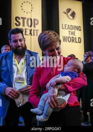 191016 -- ABERDEEN, 16. Oktober 2019 -- Schottlands erste Ministerin und SNP-Leiterin der Scottish National Party Nicola Sturgeon hält nach ihrer Rede auf der SNP-Jahreskonferenz 2019 in Aberdeen, Schottland, Großbritannien am 15. Oktober 2019 ein Baby. Sturgeon sagte am Dienstag, dass ein unabhängiges Schottland als Brücke zwischen der Europäischen Union und dem Vereinigten Königreich fungieren und ein Magnet für globale Investitionen sein könnte. PORTRAITS BRITAIN-ABERDEEN-SNP-JAHRESKONFERENZ 2019-NICOLA STURGEON HANXYAN PUBLICATIONXNOTXINXCHN Stockfoto