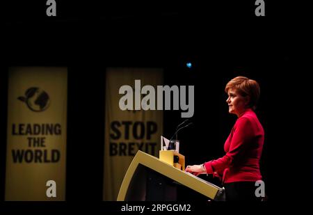 191016 -- ABERDEEN, 16. Oktober 2019 -- Schottlands erste Ministerin und die SNP-Vorsitzende der Scottish National Party Nicola Sturgeon hält eine Rede auf der SNP-Jahreskonferenz 2019 in Aberdeen, Schottland, Großbritannien am 15. Oktober 2019. Sturgeon sagte am Dienstag, dass ein unabhängiges Schottland als Brücke zwischen der Europäischen Union und dem Vereinigten Königreich fungieren und ein Magnet für globale Investitionen sein könnte. PORTRAITS BRITAIN-ABERDEEN-SNP-JAHRESKONFERENZ 2019-NICOLA STURGEON HANXYAN PUBLICATIONXNOTXINXCHN Stockfoto