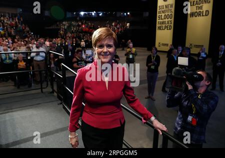 191016 -- ABERDEEN, 16. Oktober 2019 -- Schottlands erste Ministerin und die SNP-Vorsitzende der Scottish National Party Nicola Sturgeon gedeutet nach ihrer Rede auf der SNP-Jahreskonferenz 2019 in Aberdeen, Schottland, Großbritannien am 15. Oktober 2019. Sturgeon sagte am Dienstag, dass ein unabhängiges Schottland als Brücke zwischen der Europäischen Union und dem Vereinigten Königreich fungieren und ein Magnet für globale Investitionen sein könnte. PORTRAITS BRITAIN-ABERDEEN-SNP-JAHRESKONFERENZ 2019-NICOLA STURGEON HANXYAN PUBLICATIONXNOTXINXCHN Stockfoto