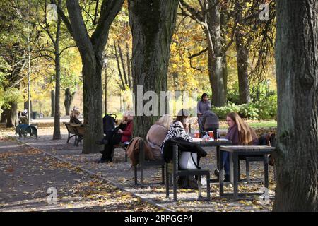 191016 -- VILNIUS, 16. Oktober 2019 -- die Menschen sehen die Herbstlandschaft in einem Park in der Nähe des Domplatzes in Vilnius, Litauen, 15. Oktober 2019. LITAUISCH-VILNIUS-HERBSTLANDSCHAFT GuoxMingfang PUBLICATIONxNOTxINxCHN Stockfoto