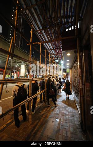 191016 -- HONGKONG, 16. Oktober 2019 -- Leute warten auf Bus, da die U-Bahn wegen Unruhen im südchinesischen Hongkong am 13. Oktober 2019 vorzeitig schließt. Seit Juni litt Hongkong unter der Eskalation der Gewalt, die auf Proteste wegen der vorgeschlagenen Gesetzesänderungen betreffend die Verbringungen von Flüchtlingen zurückzuführen ist. Die Perle des Orients wurde von Unruhen heimgesucht, als radikale Demonstranten, oft schwarz bekleidet und maskiert, auf Straßen Feuer setzten, öffentliche Einrichtungen einschließlich U-Bahnhöfen verwüsteten, die Polizei Angriffen und Zivilisten verprügelten, die unterschiedliche politische Ansichten hatten. Es gibt eine Reihe von Gewaltakten und Vandalismus Stockfoto