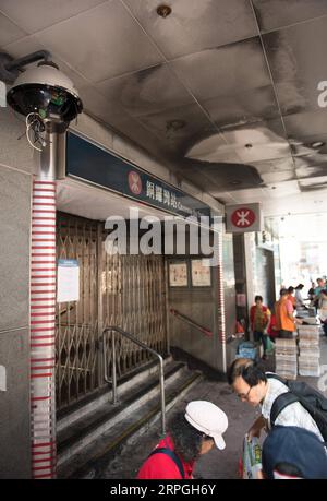 191016 -- HONGKONG, 16. Oktober 2019 -- Foto aufgenommen am 15. Oktober 2019 zeigt den beschädigten Eingang der U-Bahn-Station Causeway Bay in Hongkong, Südchina. Seit Juni litt Hongkong unter der Eskalation der Gewalt, die auf Proteste wegen der vorgeschlagenen Gesetzesänderungen betreffend die Verbringungen von Flüchtlingen zurückzuführen ist. Die Perle des Orients wurde von Unruhen heimgesucht, als radikale Demonstranten, oft schwarz bekleidet und maskiert, auf Straßen Feuer setzten, öffentliche Einrichtungen einschließlich U-Bahnhöfen verwüsteten, die Polizei Angriffen und Zivilisten verprügelten, die unterschiedliche politische Ansichten hatten. Eine Serie von Gewalt und Vandalismus Stockfoto