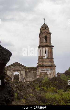 Ruinen eines Kirchturms. Ein altes Dorf bedeckt mit Lava. Paricutin, Michoacan, Mexiko. Stockfoto