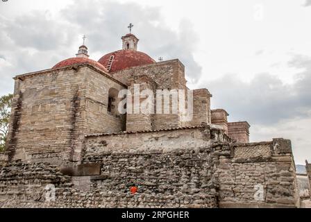 Katolischer Tempel von San Pablo Villa de Mitla. Alte Kirche in Oaxaca, Mexiko. Stockfoto