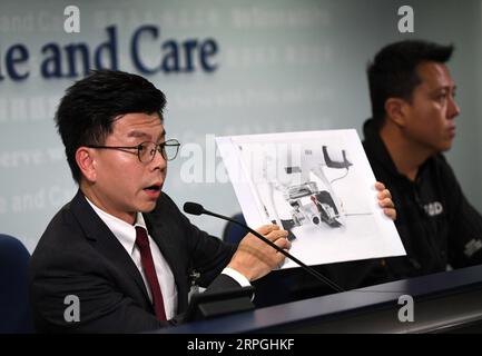 191016 -- HONGKONG, 16. Oktober 2019 -- Raymond Chou L, Superintendent von Narcotics Bureau Operations, zeigt ein Bild einer Drohne mit Projektionsgeräten während einer Pressekonferenz im südchinesischen Hongkong, 16. Oktober 2019. Die Polizei von Hongkong sagte, dass sie am Mittwoch in mehreren Fällen Sprengstoff beschlagnahmt hatten. Die Polizei sagte, dass Beweise gezeigt haben, dass die Randalierer in der monatelangen Gewalt tödliche Angriffe ähnlich dem Terrorismus planten. CHINA-HONGKONG-POLIZEI-PRESSEKONFERENZ CN LUXHANXIN PUBLICATIONXNOTXINXCHN Stockfoto