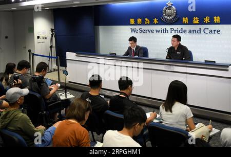 191016 -- HONGKONG, 16. Oktober 2019 -- Polizei von Hongkong informiert die Medien während einer Pressekonferenz im südchinesischen Hongkong, 16. Oktober 2019. Die Polizei von Hongkong sagte, dass sie am Mittwoch in mehreren Fällen Sprengstoff beschlagnahmt hatten. Die Polizei sagte, dass Beweise gezeigt haben, dass die Randalierer in der monatelangen Gewalt tödliche Angriffe ähnlich dem Terrorismus planten. CHINA-HONGKONG-POLIZEI-PRESSEKONFERENZ CN LUXHANXIN PUBLICATIONXNOTXINXCHN Stockfoto