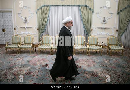 Bilder des Jahres 2019, News 10 Oktober News Themen der KW42 News Bilder des Tages Iran, Hassan Rohani empfängt Naledi Pandor 191016 -- TEHERAN, 16. Oktober 2019 -- der iranische Präsident Hassan Rouhani trifft am 16. Oktober 2019 zu seinem Treffen mit dem südafrikanischen Minister für internationale Beziehungen und Zusammenarbeit Naledi Pandor im Präsidentenpalast in Teheran (Iran) ein. Foto: /Xinhua IRAN-TEHRAN-ROUHANI-SÜDAFRIKA-PANDOR-MEETING AhmadxHalabisaz PUBLICATIONxNOTxINxCHN Stockfoto