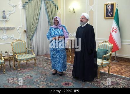 Iran, Hassan Rohani empfängt Naledi Pandor 191016 -- TEHERAN, 16. Oktober 2019 -- iranischer Präsident Hassan Rouhani R trifft sich am 16. Oktober 2019 mit dem südafrikanischen Minister für internationale Beziehungen und Zusammenarbeit Naledi Pandor im Präsidentenpalast in Teheran, Iran. Foto: /Xinhua IRAN-TEHRAN-ROUHANI-SÜDAFRIKA-PANDOR-MEETING AhmadxHalabisaz PUBLICATIONxNOTxINxCHN Stockfoto