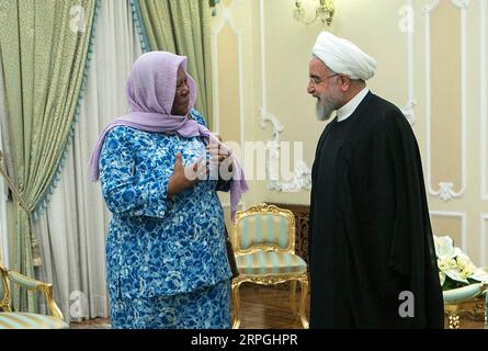 Iran, Hassan Rohani empfängt Naledi Pandor 191016 -- TEHERAN, 16. Oktober 2019 -- iranischer Präsident Hassan Rouhani R trifft sich am 16. Oktober 2019 mit dem südafrikanischen Minister für internationale Beziehungen und Zusammenarbeit Naledi Pandor im Präsidentenpalast in Teheran, Iran. Foto: /Xinhua IRAN-TEHRAN-ROUHANI-SÜDAFRIKA-PANDOR-MEETING AhmadxHalabisaz PUBLICATIONxNOTxINxCHN Stockfoto