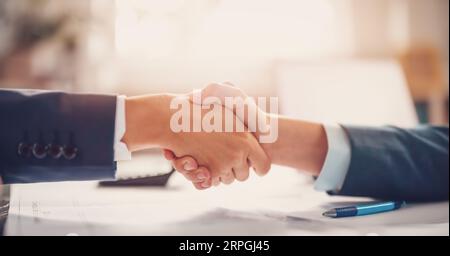 Geschäftsleute schütteln sich im Büro die Hände. Stockfoto