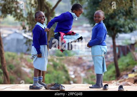 191017 -- NAIROBI, 17. Oktober 2019 -- Kinder spielen in Kibera Slum, einer informellen Siedlung südwestlich von Nairobi, Hauptstadt von Kenia, 16. Oktober 2019. Am 17. Oktober findet der 27. Internationale Tag zur Beseitigung der Armut statt. KENIA-NAIROBI-KIBERA SLUM-ARMUTSBEKÄMPFUNG WANGXTENG PUBLICATIONXNOTXINXCHN Stockfoto