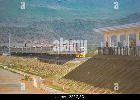 191017 -- NAIROBI, 17. Oktober 2019 -- Ein Zug kommt am Maai Mahiu Bahnhof auf der Nairobi-Naivasha Standard Gauge Railway SGR in Kenia am 16. Oktober 2019 an. Xinhua Schlagzeilen: Neue moderne Bahn öffnet Linie des Wohlstands von Kenia Hinterland LixYan PUBLICATIONxNOTxINxCHN Stockfoto