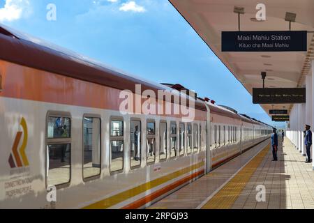 191017 -- NAIROBI, 17. Oktober 2019 -- Ein Zug verlässt den Bahnhof Maai Mahiu auf der Nairobi-Naivasha Standard Gauge Railway SGR in Kenia, 16. Oktober 2019. Xinhua Schlagzeilen: Neue moderne Bahn öffnet Linie des Wohlstands von Kenia Hinterland LixYan PUBLICATIONxNOTxINxCHN Stockfoto