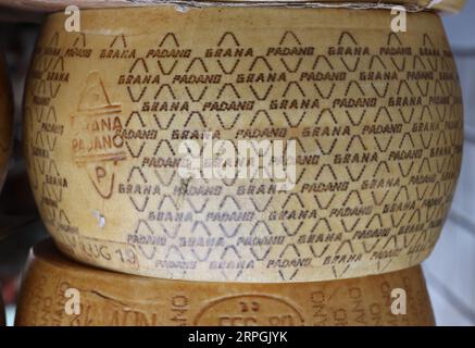 Cremona, Italien - 7. September 2022: Ganze Räder Parmigiano Reggiano Käse verkauft an einem Straßenstand während des Bauernmarktes in Cremona, Lombardei, Stockfoto